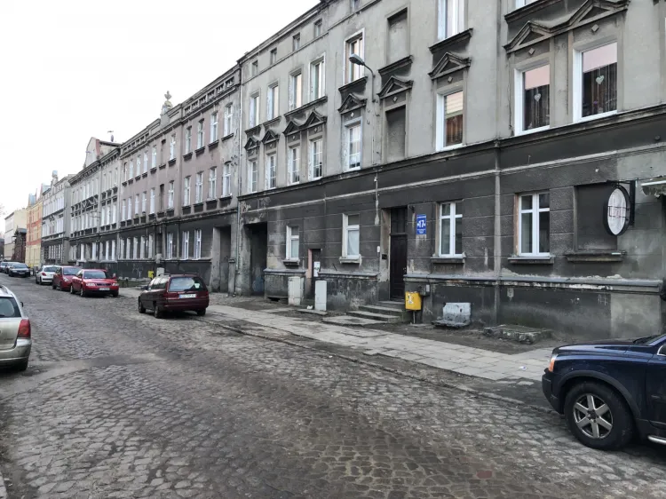 Budynek przy ulicy Strajku Dokerów 17. Remont w mieszkaniu socjalnym został prawidłowo dokończony po wielu miesiącach dopiero po interwencji radnych opozycji. 