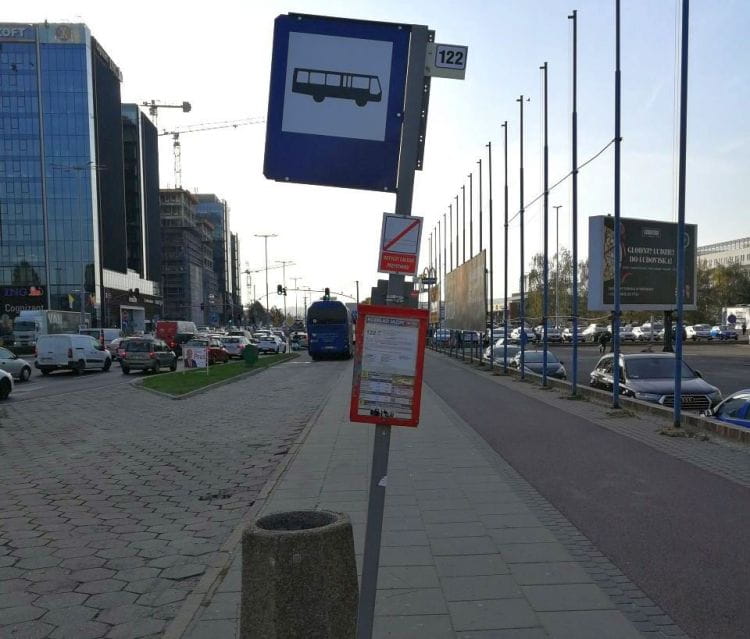 Przystanek autobusowy przy kompleksie biurowców przy Grunwaldzkiej w Oliwie idealnie symbolizuje stan komunikacji miejskiej w tej okolicy. A przecież pracuje tu co najmniej 20 tys. osób.