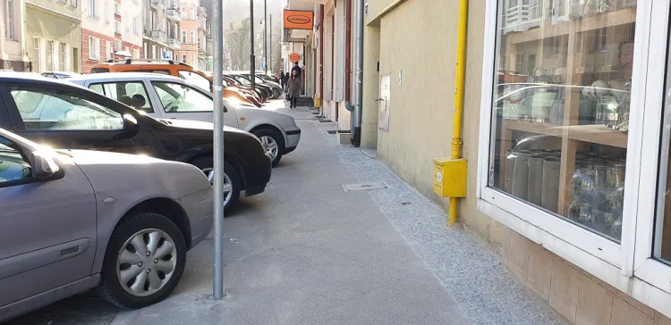 Zgodnie z projektem docelowej organizacji ruchu, na ul. Sobótki auta mają nie parkować na chodnikach.