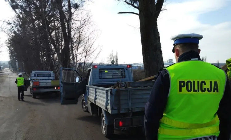 Policjanci kontrolowali stan techniczny pojazdów oraz - w niektórych przypadkach - sposób zabezpieczenia przewożonych ładunków.