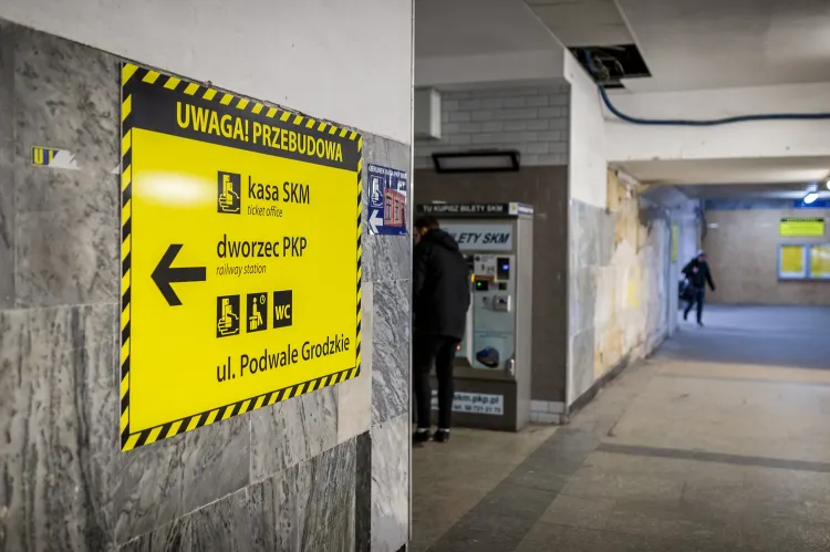 O drodze dojścia na perony podróżnych informują żółte tablice informacyjne, plakaty i banery.