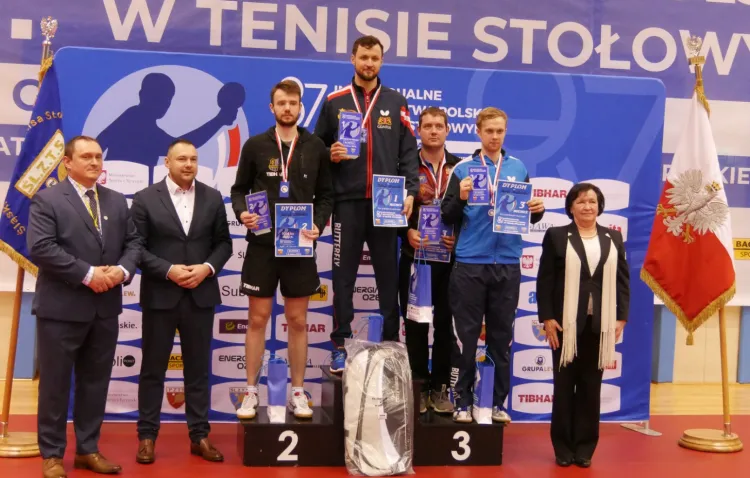 Patryk Chojnowski na najwyższym stopniu podium po turnieju singlowym mistrzostw Polski w tenisie stołowym seniorów. 