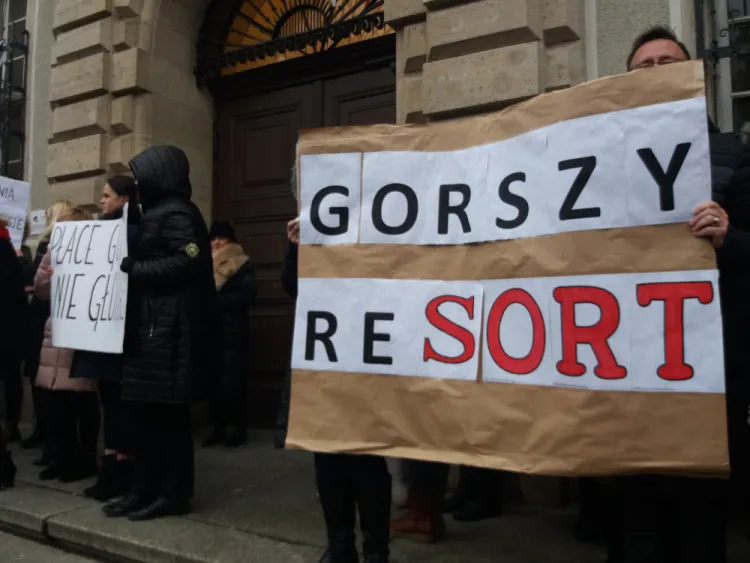 Pracownicy sądów w grudniu protestowali przeciw zbyt niskim płacom. Codziennie o godz. 12 wychodzili przed gmachy sądów i przez 15 minut stali w milczeniu. Dziś manifestowali w Warszawie.