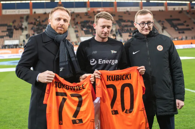 Mateusz Dróżdż, prezes Zagłębia Lubin pamiątkowymi koszulkami uhonorował za lata pracy i gry na rzecz tego klubu: Piotra Stokowca i Jarosława Kubickiego. 