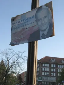 Plakat Wojciecha Podjackiego wisi wciąż zna latarni w śródmieściu Gdańska.