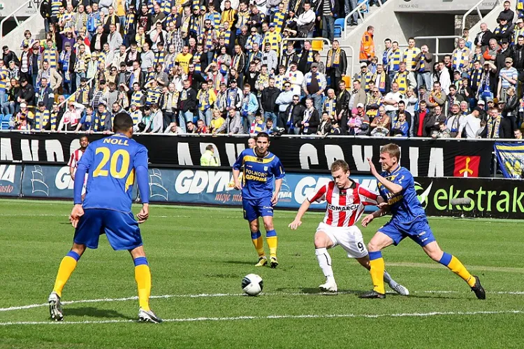 Piłkarze Arki wygrali wiosną tylko jeden mecz. U siebie pokonali Cracovię 3:0. Jeśli w środę żółto-niebiescy pokonają w Gdyni Ruch Chorzów, to uciekną ze strefy spadkowej. 