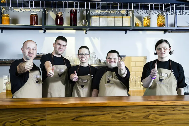 Pracownicy kawiarni CieKawa, która ruszy w centrum Gdańska już wkrótce. Dzięki crowdfundingowi zebrali pieniądze na kupno ekspresu do kawy.
