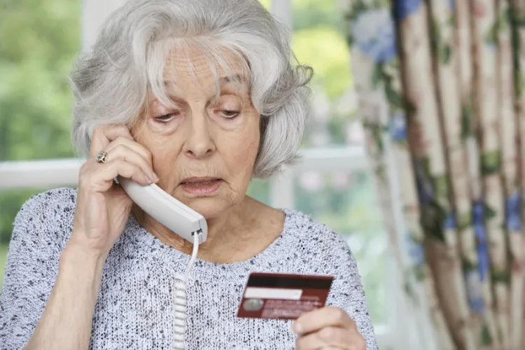 Oszuści cały czas wyłudzają pieniądze od starszych osób, podając się przez telefon za krewnego lub policję.
