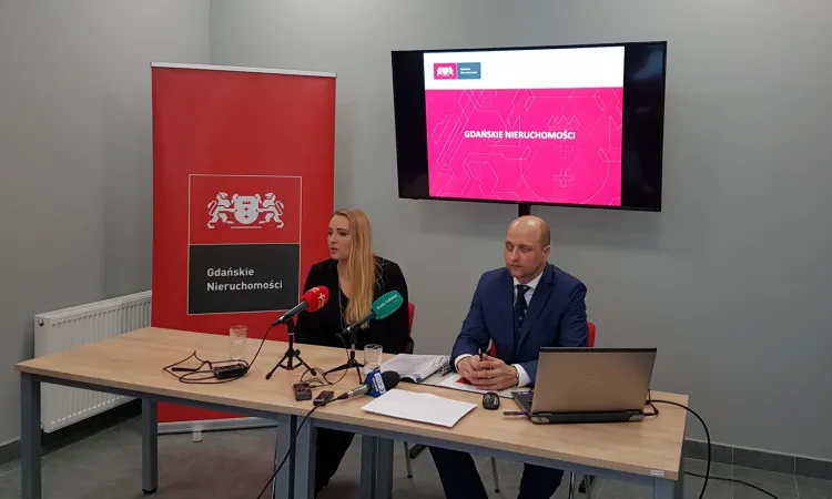 Przemysław Guzow, dyrektor Gdańskich Nieruchomości i Aleksandra Strug, rzecznik prasowy Gdańskich Nieruchomości w czasie konferencji przedstawili działania podjęte w związku z nieprawidłowościami w tej instytucji. 