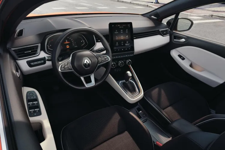 To wnętrze należy do piątej generacji Renault Clio, które debiutuje w Genewie. Wrażenie robi gigantyczny, ponad 9-calowy ekran w kolumnie centralnej.