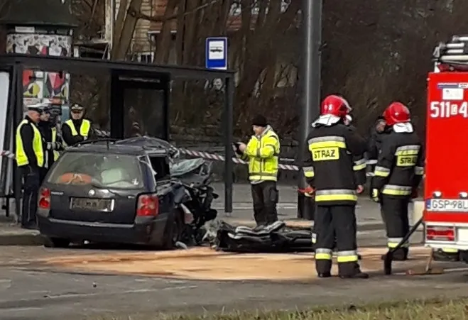 W piątkowym wypadku zginęły dwie osoby - pasażerowie samochodu, który uderzył w przystanek.