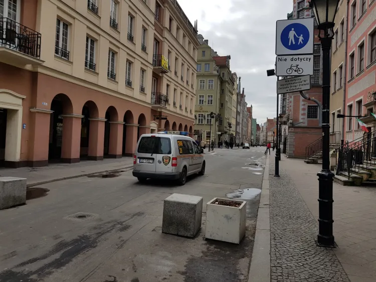 Za znak C-16 mogą wjeżdżać tylko pojazdy posiadające identyfikatory wydane przez Gdański Zarząd Dróg i Zieleni - w tym straż miejska. To także strefa zamieszkania, co oznacza, że można tam parkować tylko w wyznaczonych miejscach, a tych nie ma - bo to deptak. 