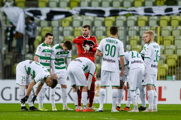 Piłkarze Lechii Gdańsk zaczynają przejawiać oznaki zmęczenia, a pole personalnego manewru jest niewielkie, bo kontuzje i kartki trzebią kadrę biało-zielonych. 