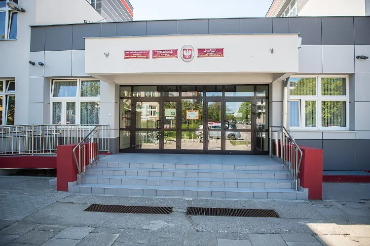 W skład Zespołu Szkół Ogólnokształcących nr 7 w Gdańsku wchodzi Gimnazjum nr 3 oraz VII LO.  