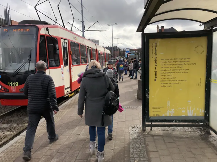 Plakaty z poezją znajdziemy m.in. na przystankach tramwajowych w Gdańsku.