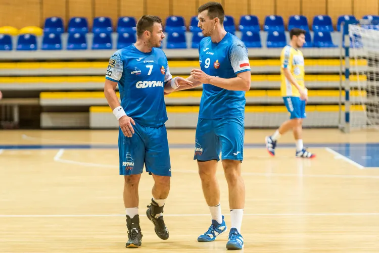 Dawid Przysiek (z lewej) i Robert Kamyszek (z prawej) rzucili Stali 14 bramek.