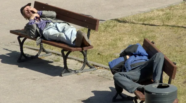Bezdomni upodobali sobie Sopot - "odpoczywają" na ul. Bohaterów Monte Cassino.