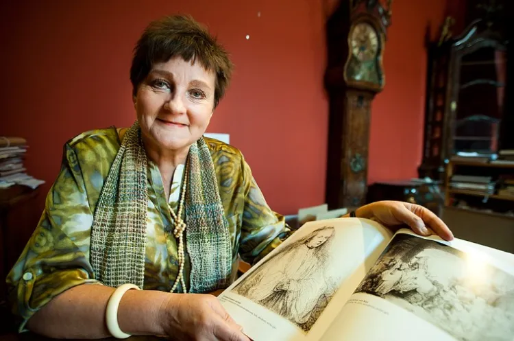 Kalina Zabuska, kustosz Muzeum Narodowego w Gdańsku, podchodzi sceptycznie do rewelacji z powieści. Na zdjęciu prezentuje jedną z 12 rycin, które znajdują się w zbiorach muzeum - "Saskia jako św. Katarzyna". 