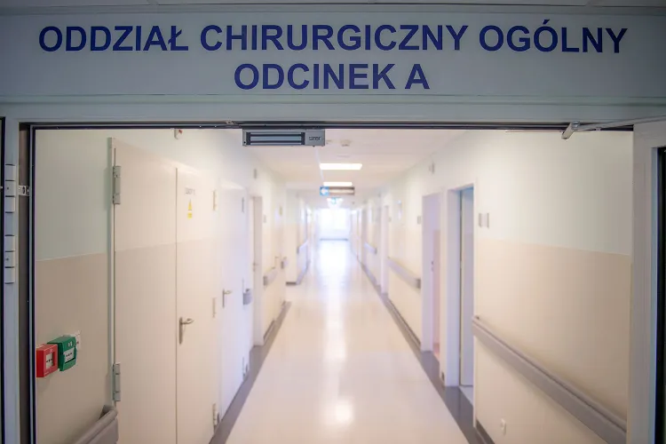 Podniesienie jakości pobytu oraz bezpieczeństwo pacjentów - to cel zakończonego właśnie remontu pomieszczeń Oddziału Chirurgii Ogólnej Szpitala św. Wojciecha (ul. Jana Pawła II 50, IV piętro). 