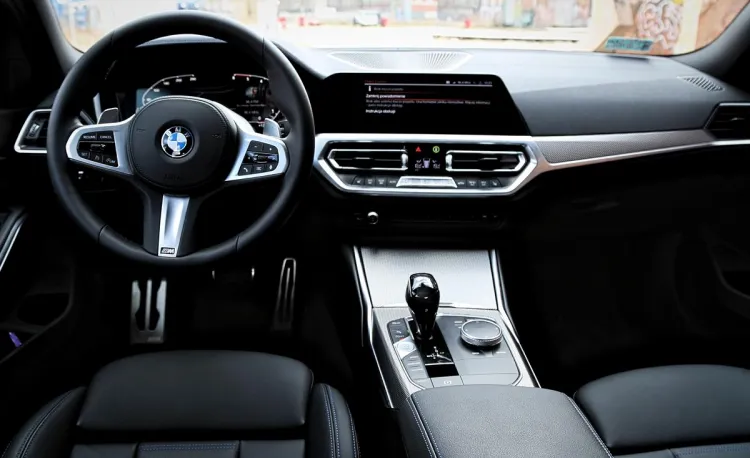 Wnętrze BMW serii 3 raczej niczym nie zaskakuje. Zostało unowocześnione. 
