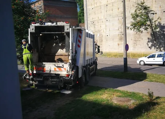 Śmieciarka jeżdżąca po chodniku i trawie przy Olejarnej i Panieńskiej uchwycona przez jednego z mieszkańców. 