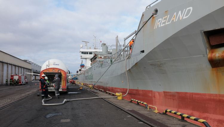 Statek "Ireland" został zabunkrowany LNG w gdyńskim porcie. 