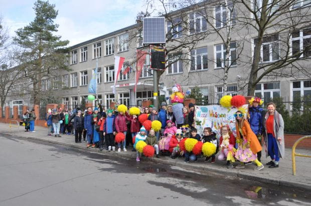 Dzieci z dwóch oliwskich szkół (podstawowej z oddziałami sportowymi i specjalnej) powitały pierwszy dzień wiosny.