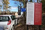 Znak informujący o poborze opłat za parkowanie na wjeździe od strony Narzędziowców zasłonięty jest przez zaparkowane tam samochody - pewnie stąd wynika fakt, że kierowcy go nie dostrzegają.