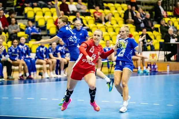 Trzy bramki Katarzyny Janiszewskiej (z piłką) w końcówce meczu pozwoliły Polkom pokonać zespół Islandii pierwszego dnia turnieju. W sobotę i w niedzielę biało-czerwone poszły za ciosem i wygrały kolejne spotkania.