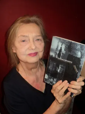 Emma Popik ze swoją najnowszą powieścią pt. "Królowa Salwatora".