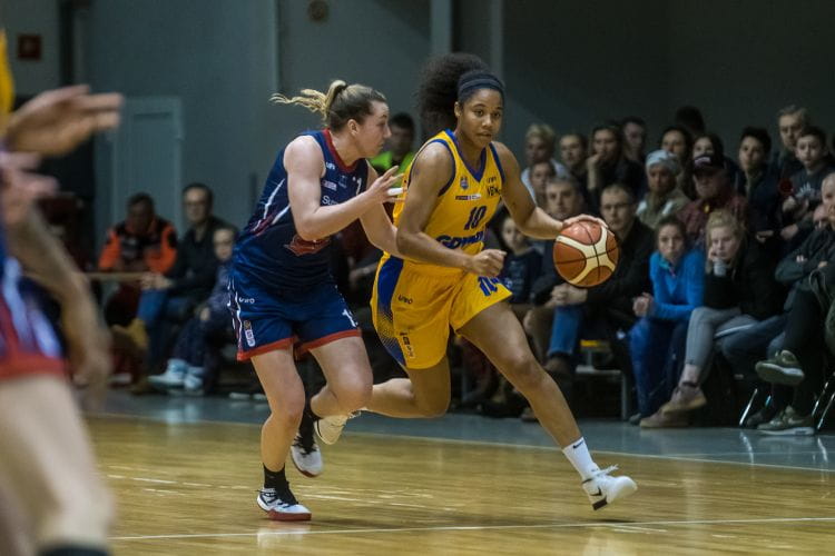 Koszykarki Arki Gdynia i Politechniki Gdańskiej decydują o miejscach na zakończenie sezonu zasadniczego. Na zdjęciu do lewej: Martyna Pyka i Nia Coffey. 
