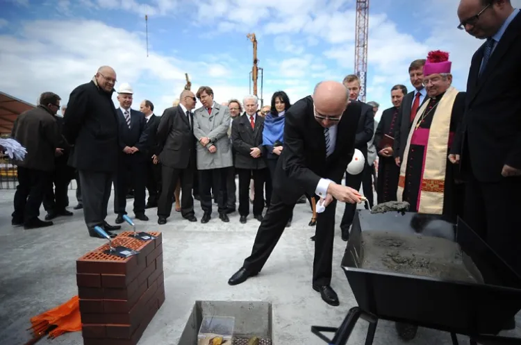 W poniedziałek wmurowano akt erekcyjny i kamień węgielny pod nowa siedzibę Międzynarodowych Targów Gdańskich. Na zdjęciu Andrzej Kasprzak, prezes MTG.