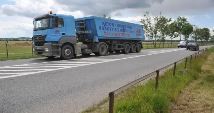 Niebieska ciężarówka to znak rozpoznawczy firmy Wakoz. Te auta nie znikały z ulic Gdańska, gdy firma z Luzina prowadziła prace przy budowie stadionu w Letnicy.