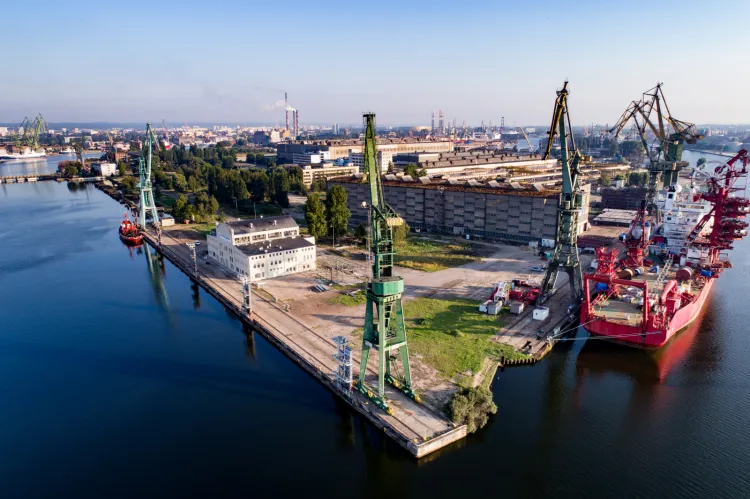 Front Wyspy Ostrów to leżący niemal w centrum Gdańska, bezpośrednio graniczący z 550-metrowymi nabrzeżami Kaszubskim i Trawlerowym oraz Stocznią Gdańsk i dobrze skomunikowany obszar przemysłowy. 