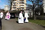 Kontrowersyjna akcja fundacji SMS z Nieba. Księża z ministrantami spalili w niedzielę książki przed kościołem w Gdańsku. 