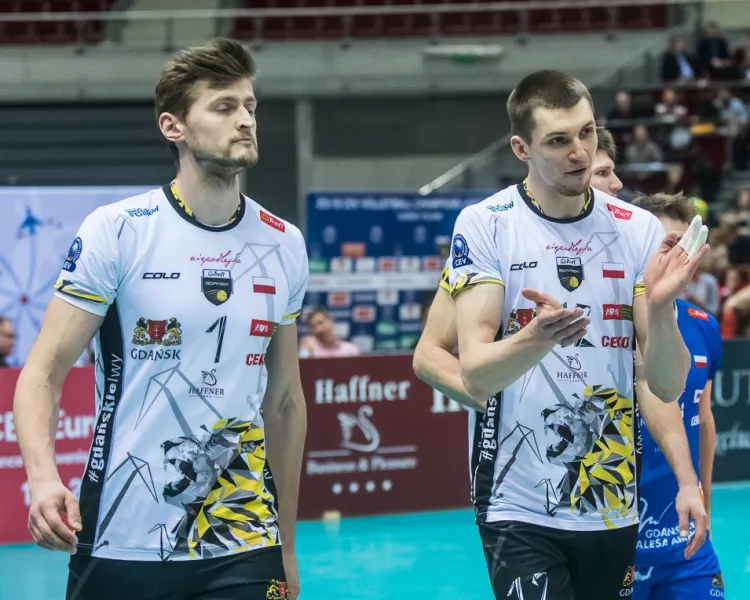 Po raz ostatni w tym sezonie w jednej drużynie zagrali Piotr Nowakowski (z lewej) i Maciej Muzaj (z prawej). Ten drugi został wybrany MVP meczu, natomiast Nowakowski prawdopodobnie przeniesie się do Onico Warszawa.