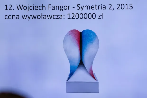 Za rzeźbę Symetria 2 Wojciecha Fangora osoba licytująca przez telefon zaoferowała 1,2 mln zł. 