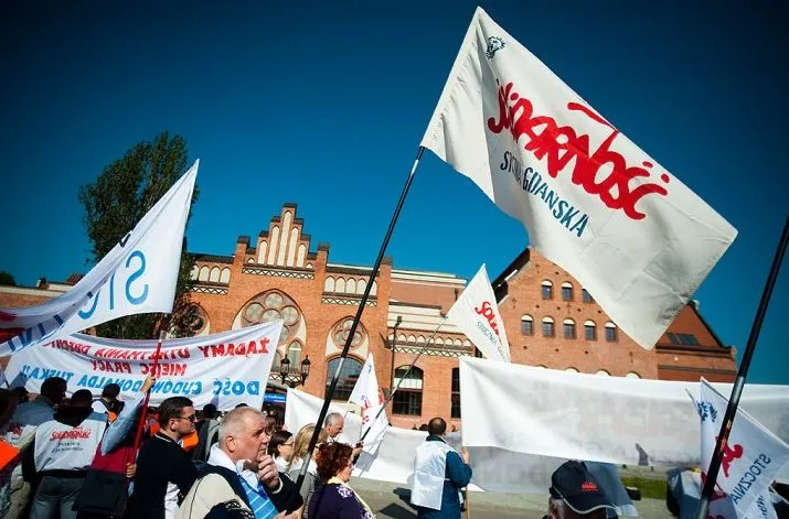 Kilkuset związkowców protestowało pod PFB na Ołowiance, gdzie właśnie odbywa się międzynarodowe seminarium w ramach Europejskich Dni Morza.