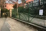 Przed gdańskimi szkołami nie ma rodziców z dziećmi, widać jednak symbole poparcia dla strajku.