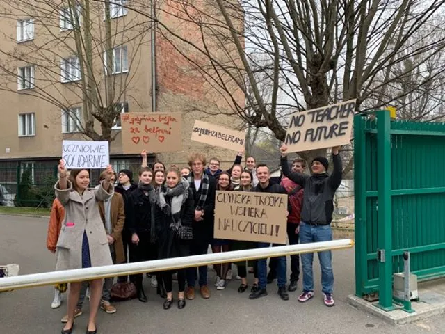 Uczniowie gdyńskiej "trójki" wspierają nauczycieli pod szkołą!