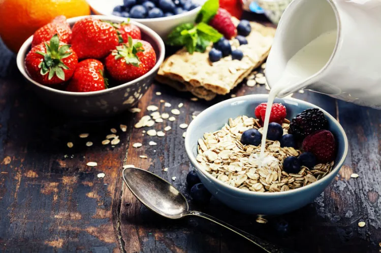 Płatki owsiane na śniadanie to dobry pomysł, o ile są odpowiednio skomponowane. Nie powinno zabraknąć w nich między innymi białka.