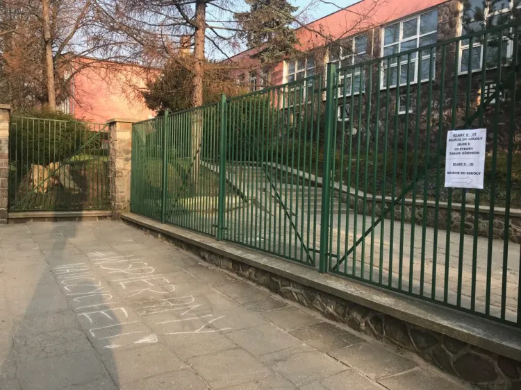 Przed gdańskimi szkołami nie ma rodziców z dziećmi, widać jednak symbole poparcia dla strajku.