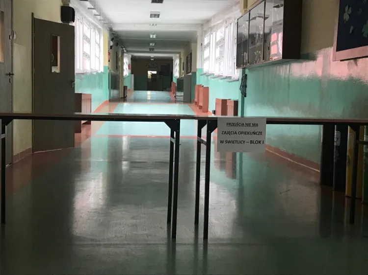 W niektórych szkołach część dzieci może brać udział w zajęciach w świetlicy.