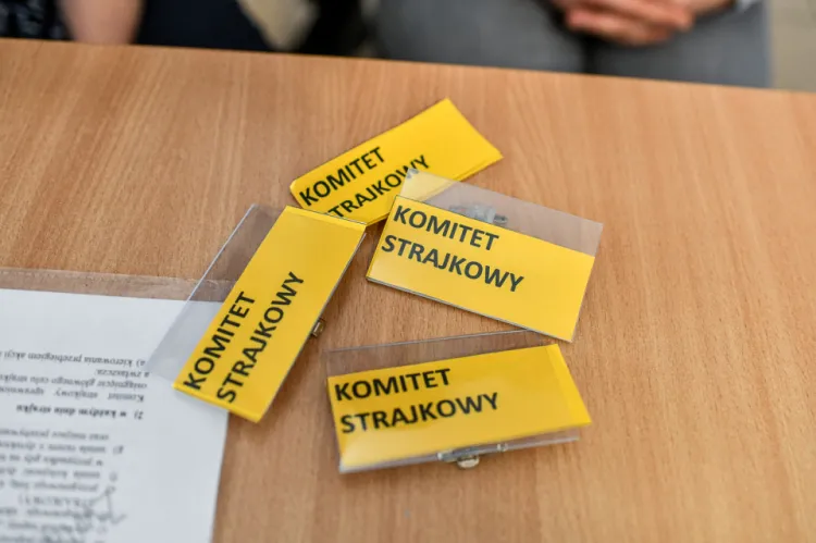 W szkołach rano nauczyciele tworzą komitety strajkowe.