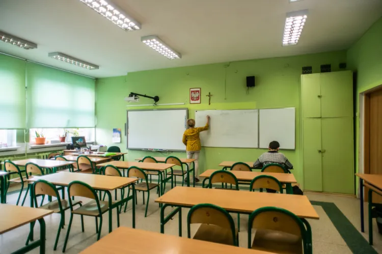 W niektórych szkołach część dzieci korzysta z zajęć w świetlicy.