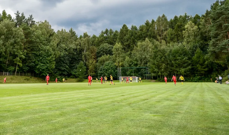 Na boisku przy ul. 23 Marca w Sopocie swoje mecze rozgrywają drużyny Sopockiej Akademii Piłkarskiej i Ogniwa Sopot.