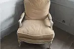 Drewniana podłoga jest ozdobą wnętrza.