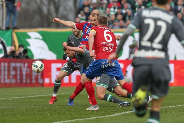 Artur Sobiech strzela gola w Częstochowie na wagę awansu Lechii Gdańsk do finału Pucharu Polski. 