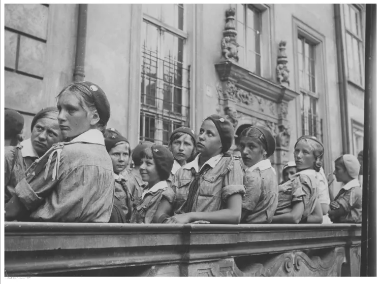 Grupa polskich harcerek podczas zwiedzania Gdańska w 1934 r.