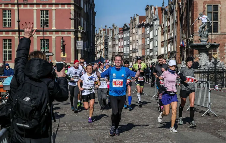 Biegaczom podczas gdańskiego maratonu można było kibicować na wiele sposobów, a najtrudniej do nich dotrzeć było na... mecie. 